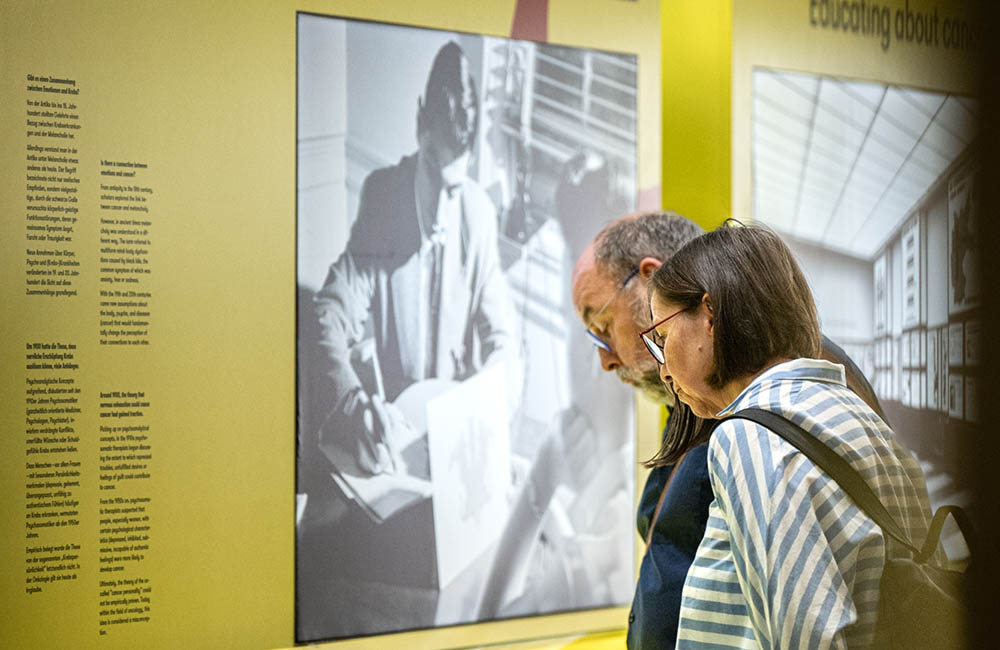 Interessierte zu Besuch in der Ausstellung Krebs und Emotionen im Hörsaal H7 an der Universitätsmedizin Magdeburg. Fotograf Ramon Kubatzki Interessierte zu Besuch in der Ausstellung Krebs und Emotionen im Hörsaal H7 an der Universitätsmedizin Magdeburg. Fotograf Ramon Kubatzki